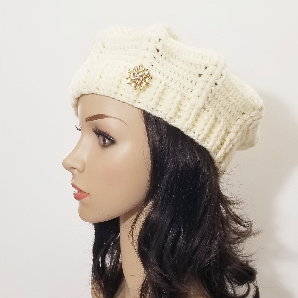 Beautiful Handmade Knit Winter Women's Beret/Hat. Ivory. New